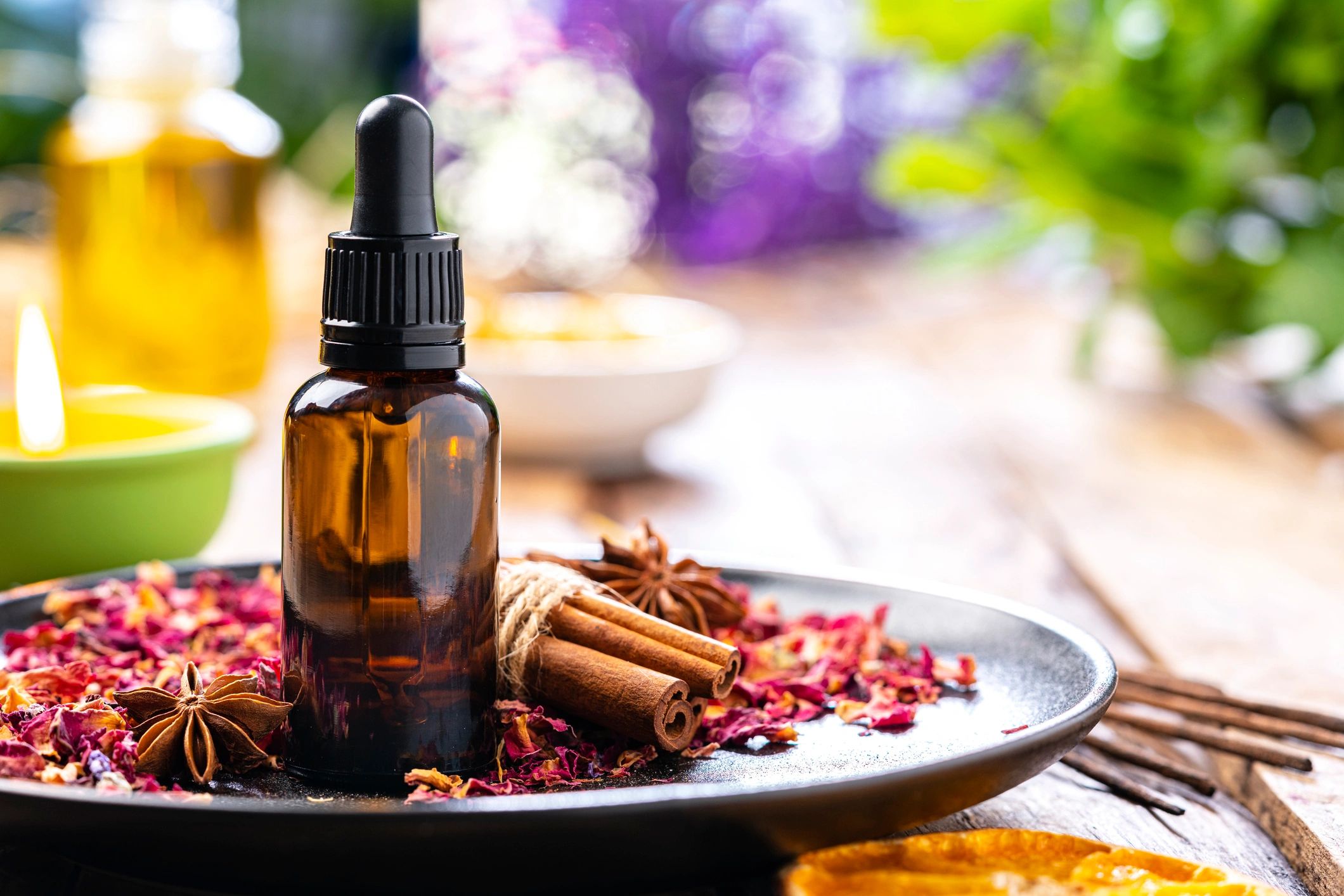 Doğal bitkisel yağ şişesi ve aromatik ürünler